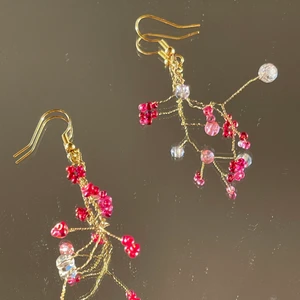 Handgjorda örhängen  - Ett par handgjorda örhängen med rosa glaspärlor i olika nyanser!!!! Ca 5 cm, med tvinnad guldig ståltråd som bas, dock ”mjuka” i modellen och helt justerbara:)  ************************** Kolla gärna in min profil där jag har en massa mer smycken utlagda!! Frakt ingår i priset, perfekta för dig som vill sätta en personlig prägel på stilen eller att ge bort i present 🔮💕🧿