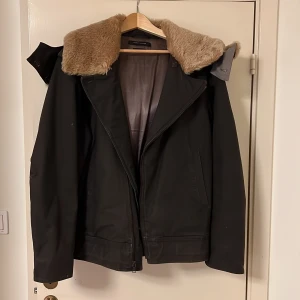 Marc Jacobs pilotjacka med päls  - Kort midjemodell. Använd men i fint skick. Köpt på NK Sthlm.