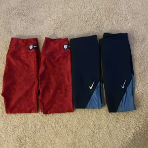 Träningsbyxor nike - Två olika par Nike träningsbyxor, Båda är i storlek S dam! De röda byxorna är limited edition, Nike/england vilket ni er på 3 bilden, går ej att köpa mer. Hör av er vid frågor:) 100kr/st blåa, 150kr/st röda
