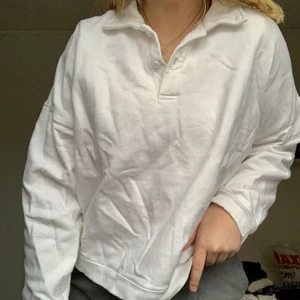 Vit Sweater  - Säljer denna sweatern från Brandy Melville, One size men passar S-L. 2 knappar uppe med krage, Säljer pga inte min stil längre💘 