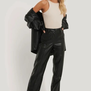 Läderbyxor från NA-KD i storlek 36 - Säljer mina supersnygga läderbyxor fårn NA-KD! Sitter så bra, speciellt på långa. Är själv 173 och de satt perfekt, både i längden och själva passformen💓💓nypris: 549kr