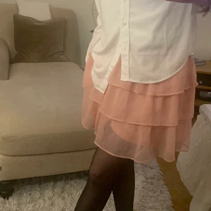 Volangkjol - Sjukt söt volangkjol från H&M, passar inte så bra i min garderob längre! Perfekt till sommaren🛍