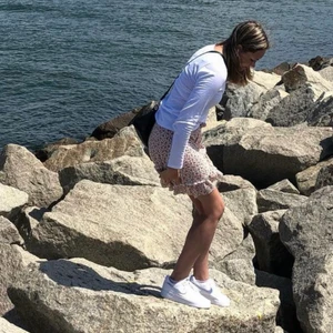 Kjol - Ginas somriga kjol i storlek M, bra sikt knappt använd. Säljer för 100 spänn 