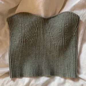 Bandeau topp - Så fin bandeau topp ifrån zara. passar storlek S-L då den är stretchig. 150 kr eller bud om flera är intresserade. Köparen står för frakten⚡️💘 (inte min bild) KÖP DIREKT FÖR 300 KR💖