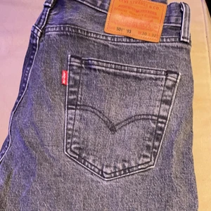Levis jeans 501 - Levis jeans 501 i storlek 30/32. Använda ett par gånger men skitbra skick. Originalpris 1199 kr. Säljer för 449 kr.