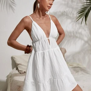 Vit Boho sundress - Säljer denna helt oanvända kläning då den blir lite för lång på mig. Superfint skick och mjukt material. Nypris 350kr (Pris + frakt) 💕