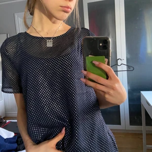 Fest party tröja glitter  - Säljer min festliga & tunna tshirt som har 2 lager inbyggt. Mörkblå med glittriga detaljer, nästintill oanvänd💙 säljer pga platsbrist, finns på dm för frågor/ bilder. Köpare står för frakt 🙌🏼