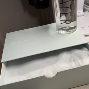 Glosibox  - Om man vill kan man köpa en liten glosibox du får med två olika produkter och en parfym och ansiktsmasker…………..