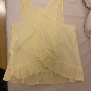 Gulligt linne  - Gulligt gult linne från zara. ”Öppen” i ryggen. Använt 2 gånger. Säljs inte längre💓 Köparen står för frakten som är 66kr. Passar xs-s