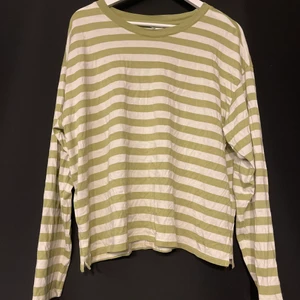 Grå randig tröja från Monki - En Grön randig tröja från monki  |   Man ser inte igenom tyget, skönt matrial   |    Orginalpris : 120kr Nypris : 90kr   |     läs bion för fler frågor