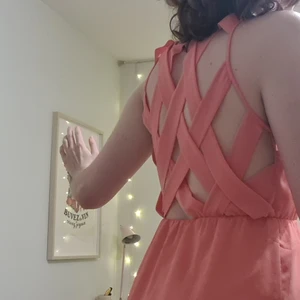 Aprikosklänning med öppen rygg - Söt miniklänning från HM med mönstrad/öppen rygg 💕 sitter bekvämt, använd med omtanke. 🤗 Lappen är tyvärr bortklippt då den annars syns när man har på sig den, men uppskattar att den är S-M. Fin och skön, speciellt på sommaren 🌸💛