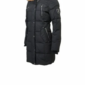 ROCK AND BLUE JACKA ARTICA - Säljer nu min väldigt fina Rock and blue jacka i storlek 38! Den är i fint skick förutom att den har släppt i sömen (ovanför öglan som man hänger den i mot kragen) men öglan har inte gått sönder så man kan fortfarande hänga den så det stör inte funktionen. (därav priset) Ny pris är runt 4-5 tusen. Har haft jackan nästan tre vintrar, men den är i väldigt fint skick! Kan tänkas att gå ner i pris vid smidig affär! 🤗 Köpare står för frakt! 