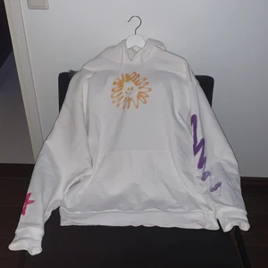 Weekday - Säljer denna weekday tröja då den var för stor i storleken så den är helt ny och endast testad. Tröjan är i M men skulle säga att den sitter som en L eller väldigt oversized. 