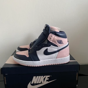 Air Jordan 1 High - Helt nya och direkt från Zalando, upphämtade idag! Det är storlek 36 Eu. Billigaste priset jag sett på dessa skorna