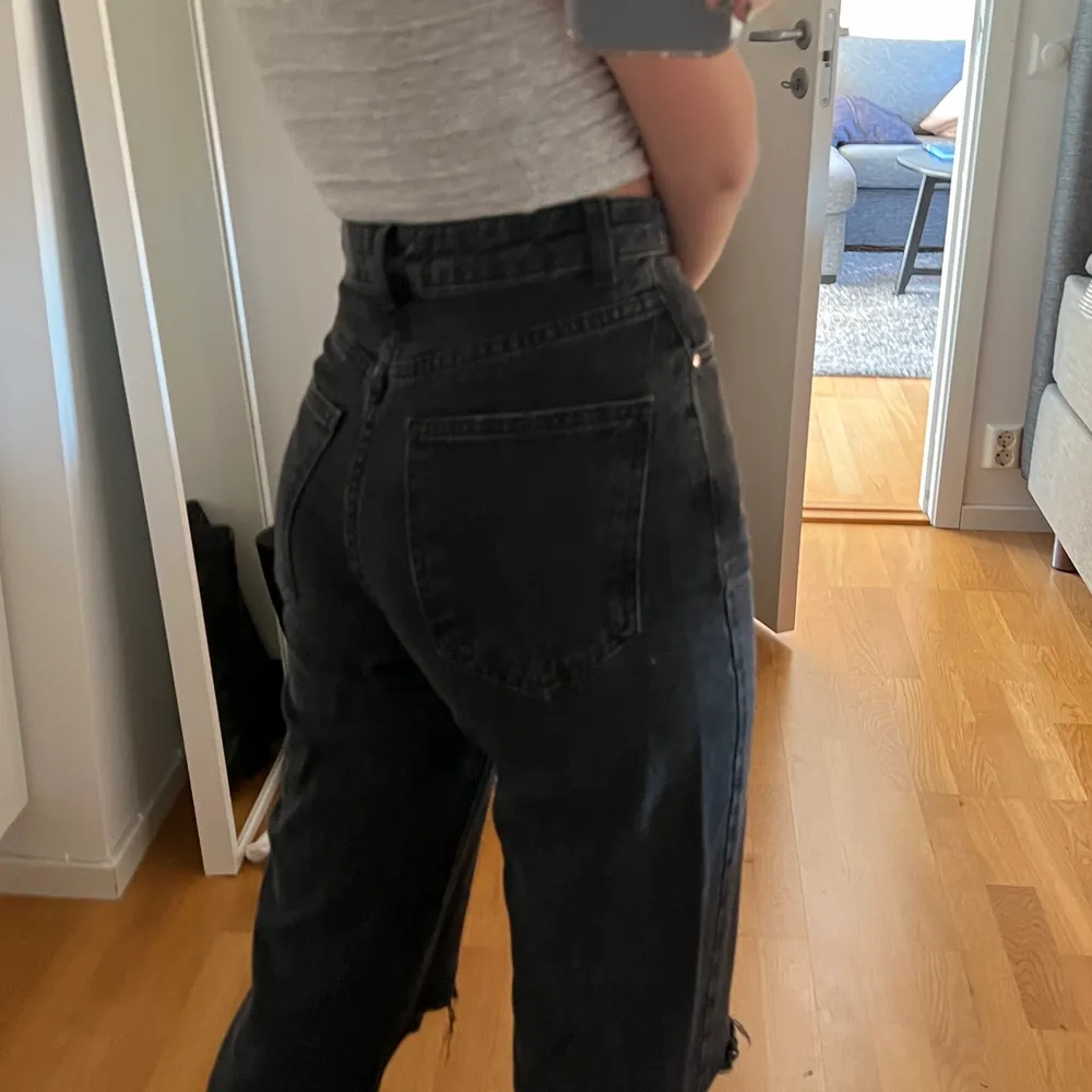 Säljer mina svarta högmidjade jeans från stradivarius❣️ Sitter skitnsyggt och passar mig bra i längden som är ca 173 lång❣️ Säljer för 180 kr, om man vill köpa direkt får man lägga ett lite högre pris, hör av er om ni har några frågor❣️❣️. Jeans & Byxor.