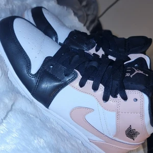 Nike jordan peach  - Säljer nu mina äkta jordans, kartongen finns kvar och eventuellt kvitto. Skorna köptes på jd Sports i november och dem är helt slutsålda, så ska försöka sälja dessa som jag använt 2 ggr så dem är i bra skick! Kommer köra bud i 7 dagar och det är i storlek 38 ☺ inga oseriösa köpare!