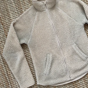 Teddyfleece Monki - Beige teddyjacka från Monki i stl XXS. Skulle säga mer en S när det är en oversizemodell. 