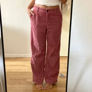 Rosa manchester byxor - Rosa Manchester byxor i storlek 40. Sitter lågmidjat på mig som är i storlek 38. Jag är 170 cm och tycker längden är perfekt. 