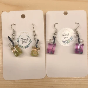 Örhängen -  Om du köper två par så kostar det 31 kr inklusive frakt men om du bara köper ett par kostade 21 kr inklusive frakt🥰