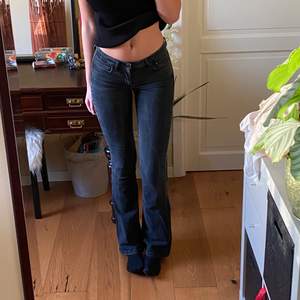 Ett par bootcut jeans med low waist från Zara! Dessa har tyvärr blivit för små för mig. Jag är runt 176 cm och har vanligtvis S-M i byxor! Om fler är intresserade så buda i kommentarerna!