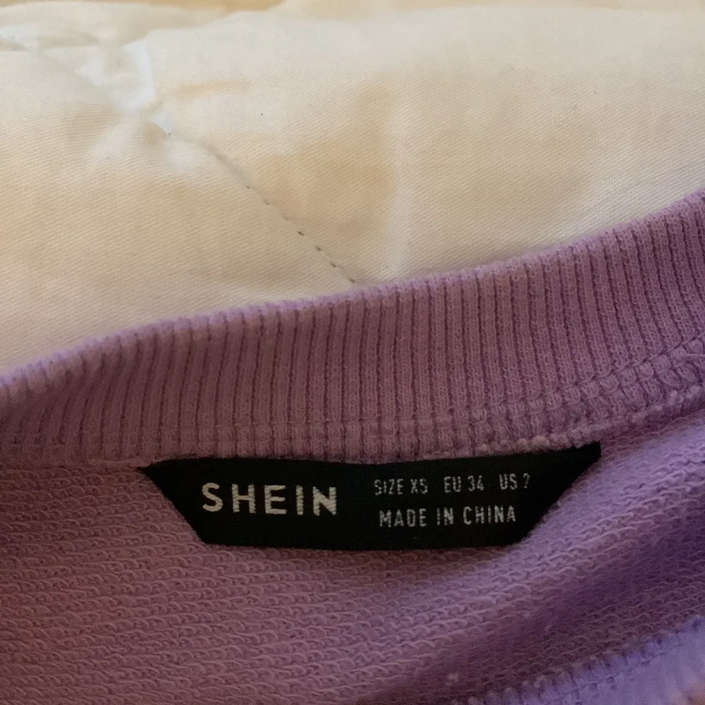 Sweatshirt från shein, materialet är lite tunnare men inte för tunnt.. Tröjor & Koftor.