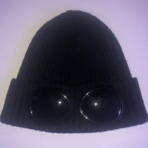 CP Company mössa  - Hej säljer denna CP Company mössa med start på 500. Köptes nyligen, mössan innefattar CP company scanner kod innuti mössan! Skick 9/10