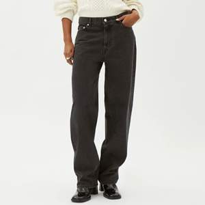 Ett par svarta jeans från Weekday i modellen Rail Mid Loose straight. 25/30. använda med i bra skick! skriv för frågor<3