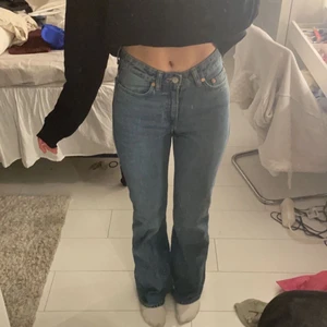 Midrise jeans - Weekday jeans i färgen 70s blue, storlek 24W L34  pris 300+frakt endast använda 1 gång                         