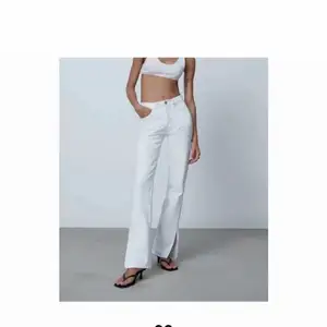 Vita jeans me slit längst ner. Säljer då jag knapt använder jeans. 