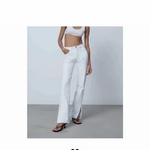 ZARA vita jeans - Vita jeans me slit längst ner. Säljer då jag knapt använder jeans. 