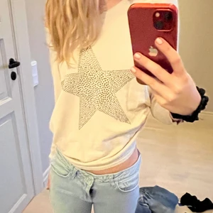 Stickad tröja med stenar - Skitsnygg tröja med stjärn tryck i stenar! Från saint tropez i storlek S😍