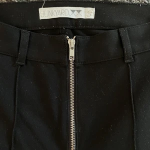 Kostymbyxor  - Svarta kostymbyxor med ankellängd och pressväck. Dom är inte noppriga, det är ljuset. Dragkedja fram. Väldigt mjuka och lagom stretchiga. Väldigt bra skick! 