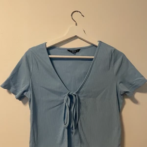 Söt topp - Söt blå knyttopp från shein💙 Storlek M men skulle säga att den mer är som en Xs