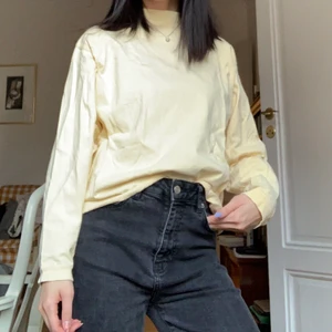 Gul långärmad tröja - Cool gul långärmad tröja som går upp lite i halsen. Färgen är somrig och materialet är superskönt.                Skick: Bra