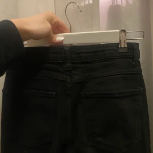Svarta Jeans  - Svarta jeans från madlady, storlek 34 längd 32