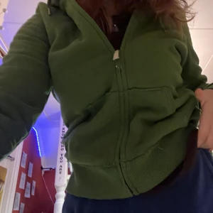 Vintage hoodie  - Zip up hoodie som är fluffig på insidan. Knappt använd av mig köpte den innan på sellpy men passa inte min kroppstyp. Fluffet är inte ”förstördtvättad” så det är fortfarande super gosig. Köparen står för frakten.