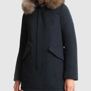 Woolrich luxury arctic parka - Säljer denna jackan i storlek M, som har äkta päos på luvan, jackan är cirka två år gammal och är i mycket fint skick. Den är sparsamt använd. Jackan är köpt på NK, men har dock inget kvitto på jackan, kan då följa med och verifera äktheten på jackan innan köp.