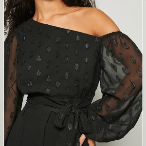 NAKD Festtopp - Festtopp från nakd, nypris 399. Storlek 40. Recycled assymetrisk glitterblus. Tar emot bud, kan mötas upp i Sthlm eller skicka 