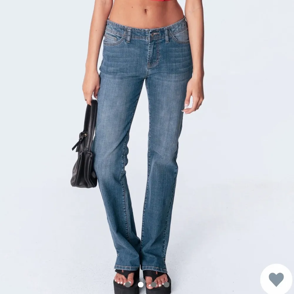 SJUKT SNYGG jeans från edikted, har aldrig använt dom prislapen är kvar, kommer inte till användning sitter perfekt på en💗💗köpte den för 849kr💗. Jeans & Byxor.