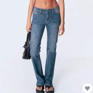 SJUKT SNYGG jeans från edikted, har aldrig använt dom prislapen är kvar, kommer inte till användning sitter perfekt på en💗💗köpte den för 849kr💗