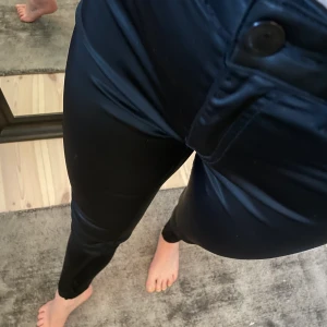 Glansiga byxor - Strlk xs. Köparen står för frakt