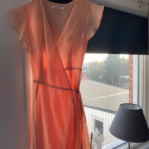 Sommar klänning 🥰 - En persikofärgad omlott klänning från Nelly💗 Storlek 36🥰