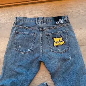 Jättesnygga midrise/Lowrise jeans från Love Moschino. Köpta för några år sedan men kommer aldrig till användning! En utav hällorna har lossnat lite men annars välrigt bra skick 👌🏻 Nypris är ungefär 2500! Skriv för fler bilder 💗