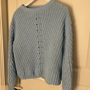 Stickad tröja ifrån H&M - Säljer denna stickade tröja ifrån H&M för 150kr i strl M. Använt några gånger men väldigt fint skick! Pris kan självklart diskuteras!