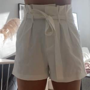 Säljer mina vita högmidjade shorts från Bikbok i storlek S. Knappt använda. Säljer för 120kr