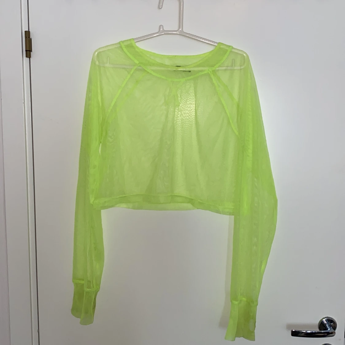 Genomskinlig neon topp