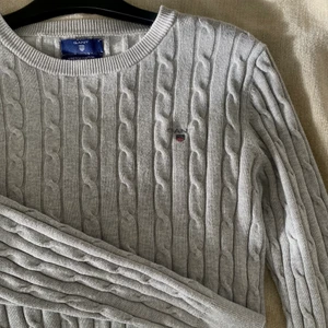 Gant - Grå kabelstickad tröja från Gant i storlek S. Köpte för 1295kr, säljer för 300kr. Använd vid ett tillfälle 🤍