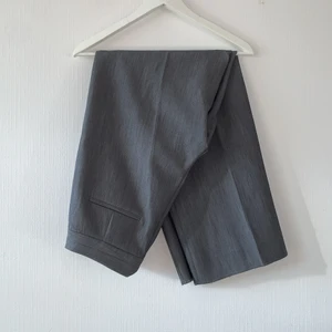 Gråa kostymbyxor - Stilrena kostymbyxor. Tyvärr för små för mig. Jag är 183 och byxbenen går nästan ner till marken för mig och om bilder önskas är det bara att skriva🥰 från carin wester, är i bra kvalitet och har inga defekter. Midjan är mid-low (typ navelhöjd). Frakt ingår i priset