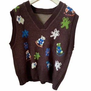 Pull over väst - Supergullig väst med små björnar på, väldigt bra skick, aldrig använd. Modellen är 174cm lång och använder oftast storlek xs. 💜 skriv om funderingar 