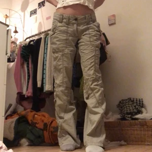 Esprit cargo byxor - Skitsnygga esprit cargo byxor passade tyvärr inte mig ): ( gamla säljarens bilder ) 